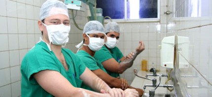 Foto: Alunos fazendo higienização no laboratório